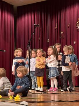 Proslava ob materinskem dnevu v Šalovcih 8